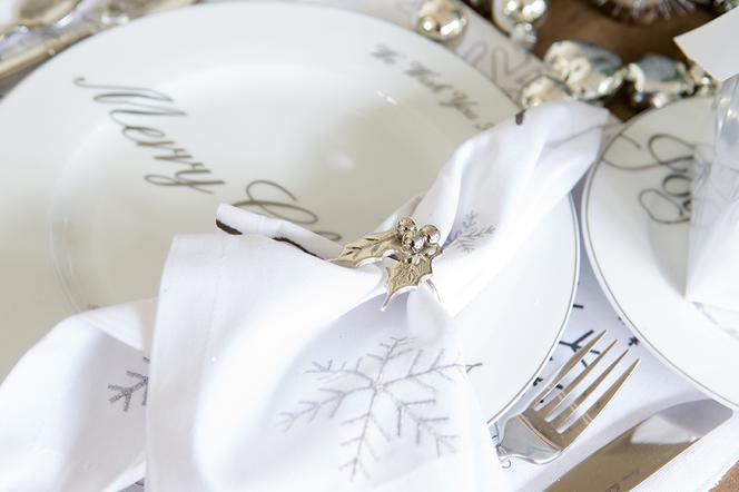 Biała dekoracja świątecznego stołu