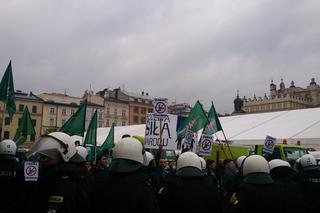 21 postulatów na krakowskim Marszu Równości, narodowcy odpowiedzieli swoimi hasłami.