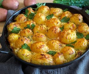 Weź młode ziemniaczki, kremowy sos i zioła. Efekt powala