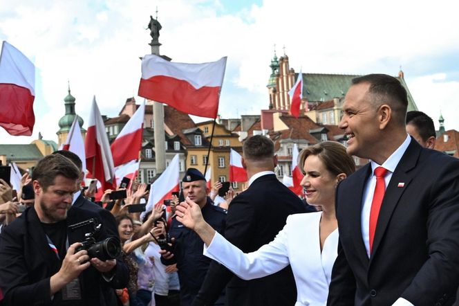 Uroczyste wejście Pary Prezydenckiej do Pałacu Prezydenckiego. Przemarsz ulicami Warszawy