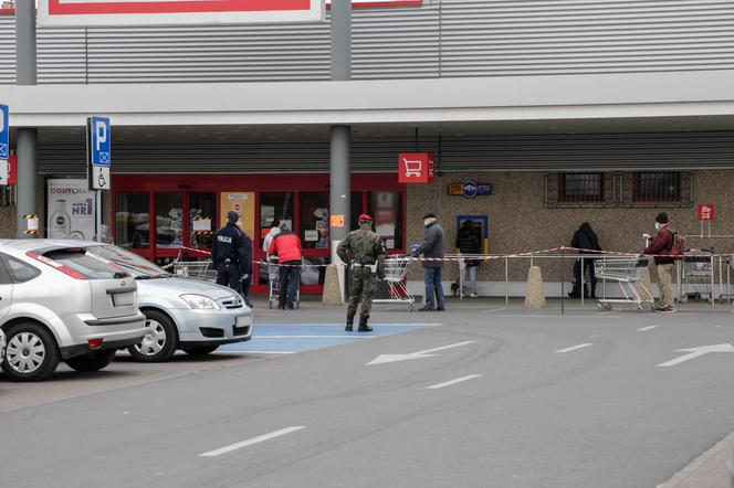 Policja i wojsko upominają i karają mieszkańców Krakowa