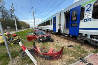 Pociąg zderzył się z osobówką! Są poszkodowani! Duże korki na zakopiance