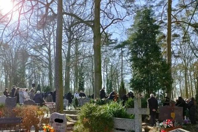 Na cmentarzu w Policach zjawiło się około stu osób