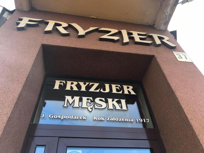 Najstarszy zakład fryzjerski w Polsce. Jak sobie radzi w czasie epidemii? [AUDIO]