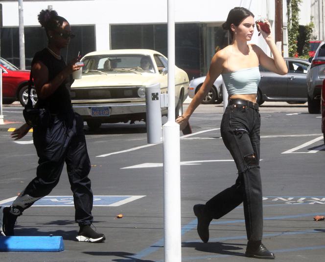 Kendall Jenner z przyjaciółką idzie na lunch - Hotplota.pl