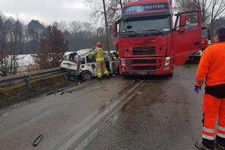 Tragedia na drodze w Dąbrowie Górniczej: Śmierć kierowcy, auto zmiażdżone przez ciężarówkę