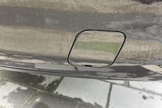 Pod zaślepką znajduje się gwint do ucha holowniczego 