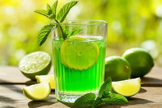 Matcha w modzie, ale tobie nie smakuje? Zrób sobie zieloną lemoniadę w domu!