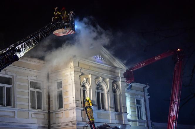 Pożar kamienicy w Sopocie. Wiatr przeszkadzał strażakom 