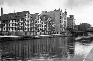 Tak wyglądały spichrze nad Brdą w Bydgoszczy przed pożarem w 1960 roku. Ogień strawił doszczętnie dwa z nich