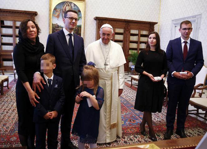 Tak wyglądają starsze dzieci Morawieckiego. Syn to kopia premiera. Córka to piękność