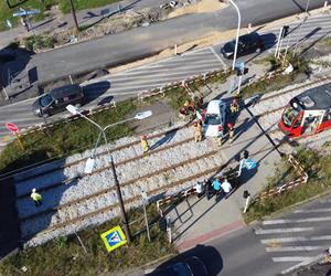 Kolizja na skrzyżowaniu w Będzinie. Kierująca fiatem utkwiła na torowisku 