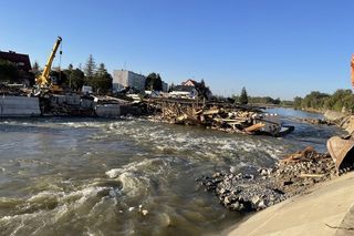 Powódź w Polsce 2024. Tak wygląda zniszczony most w Głuchołazach. Służby wyciągają z wody dźwigary [ZDJĘCIA].