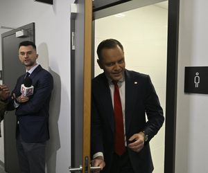 Karol Nawrocki przyjechał do TVP. Symboliczny gest i mocne wsparcie z zaplecza