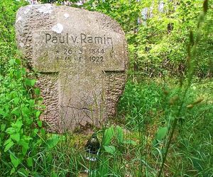 Leśny cmentarz rodu von Ramin