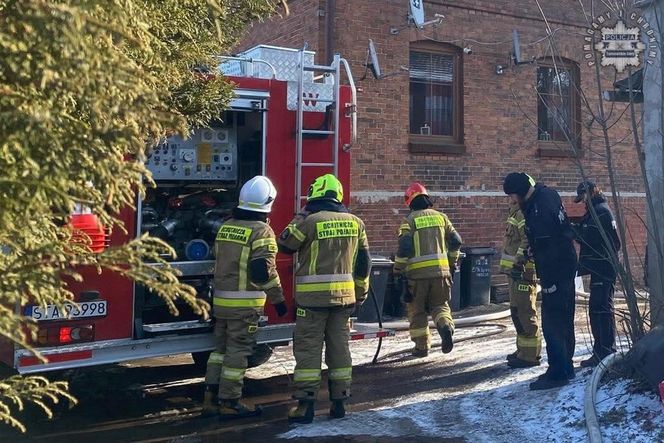 Pilna ewakuacja domu wielorodzinnego. Dzieci zawiadomiły służby o pożarze