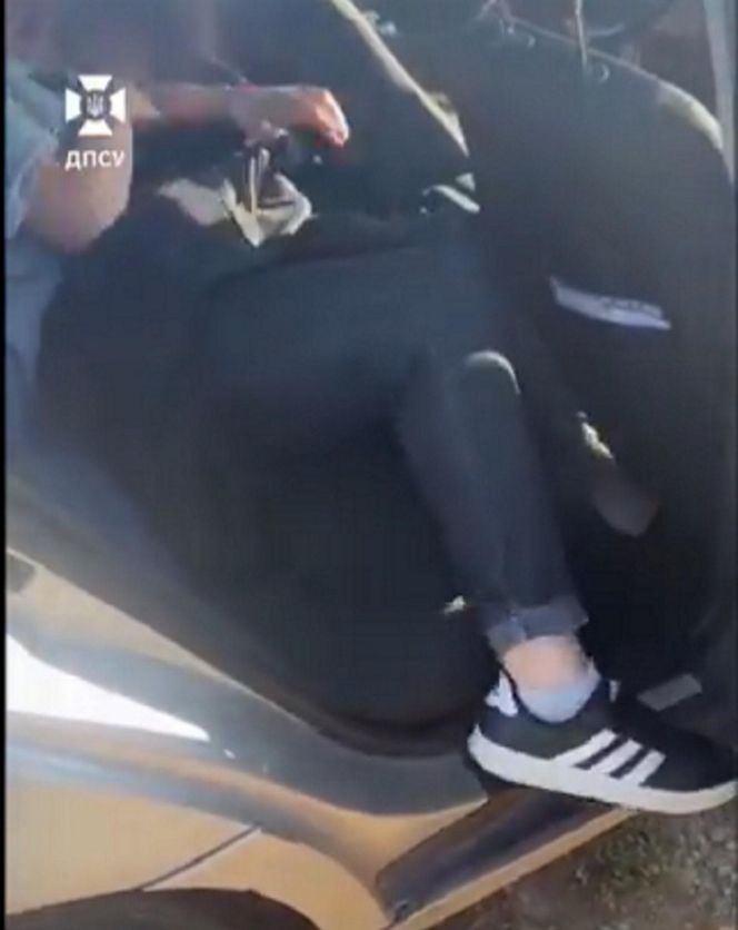 Ksiądz ukrył mężczyznę pod sutanną