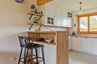 Pół-wyspa kuchenna zrealizowana przez Murator Furniture