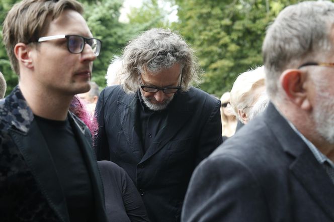 Fani i artyści żegnają Joannę Kołaczkowską. Pogrzeb artystki na Powązkach [ZDJĘCIA]