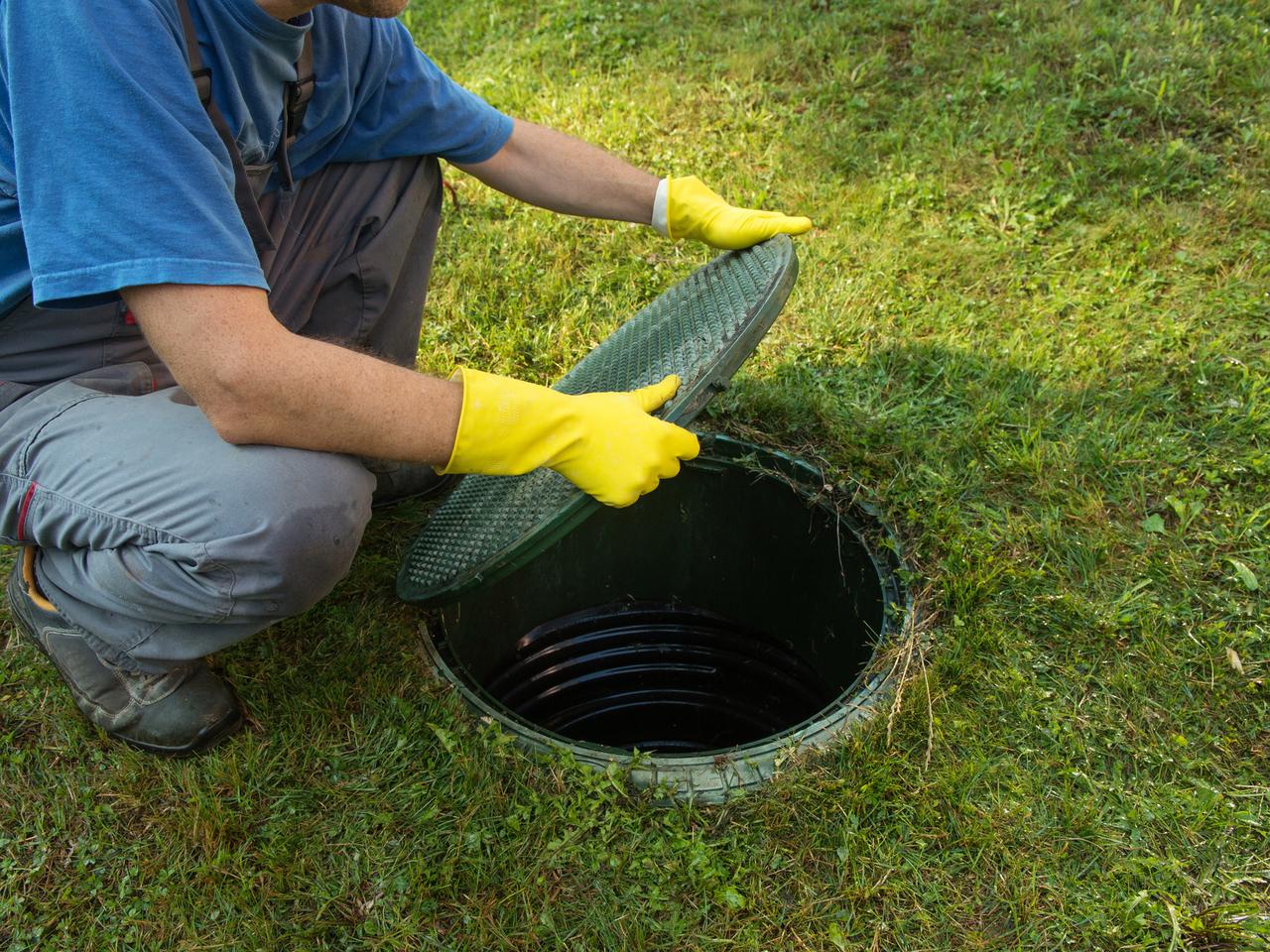 Przydomowa oczyszczalnia ścieków. Jak działa i ile kosztuje? Kiedy warto ją mieć? 