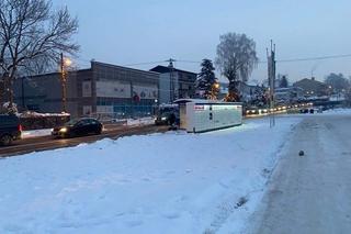 Ciężarówka wylądowała w rowie. Trudny poranek na krakowskich drogach