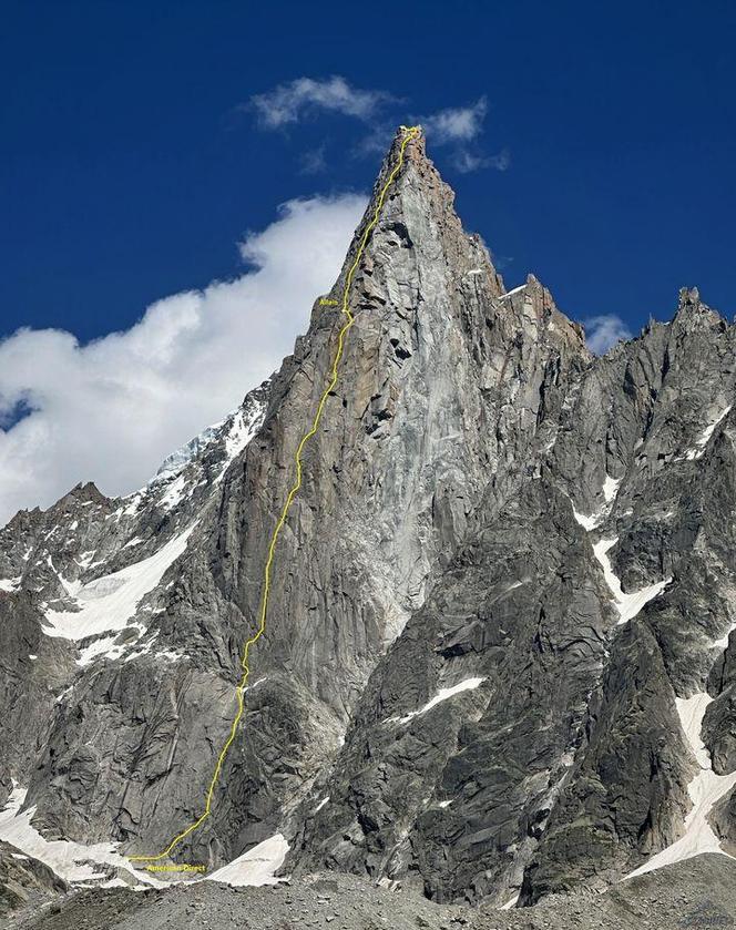 Andrzej Ficek, Roman Forysiak i Szymon Podosek z Klubu Wysokogórskiego w Bielsku-Białej, pokonali klasyczną drogę na szczyt Petit Dru w masywie Mont Blanc