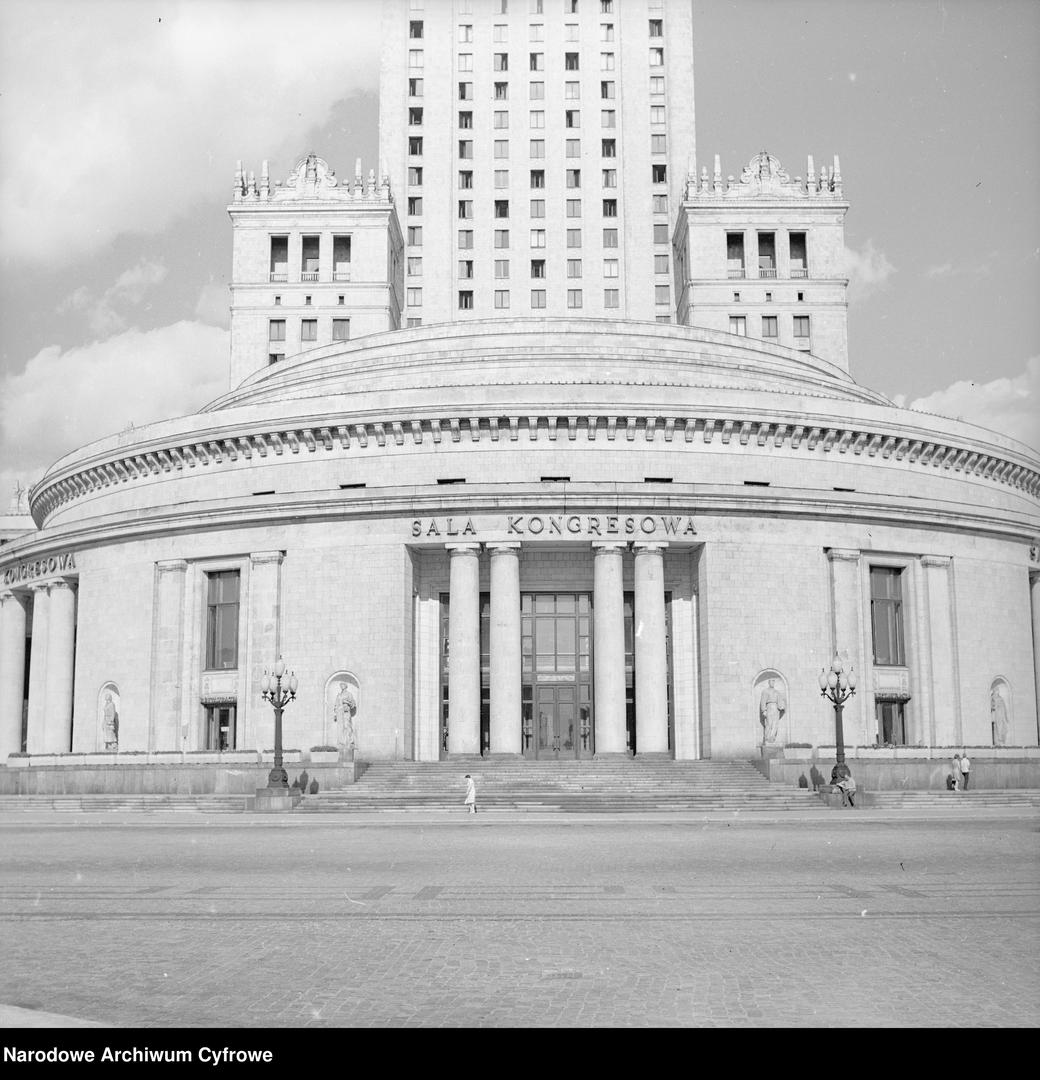 Czysty Pałac Kultury i Nauki w Warszawie - zobacz stare zdjęcia. Tak wyglądał bez warstwy brudu