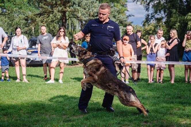 Policjanci dał dom psim emerytom