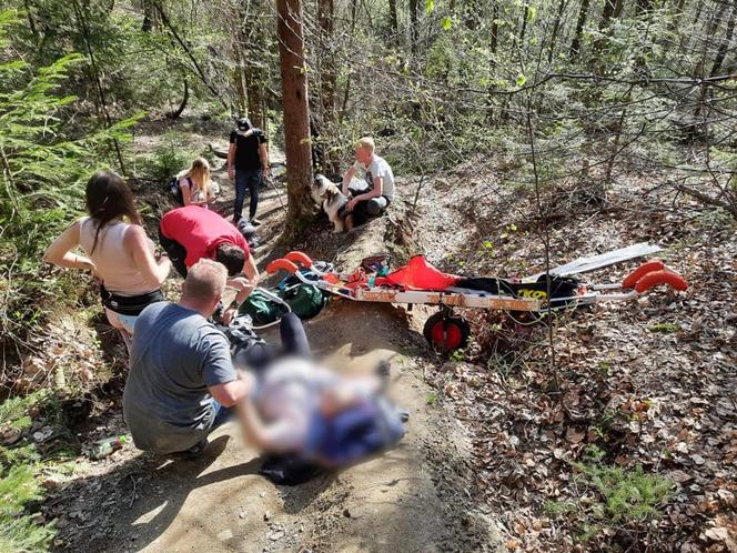 Dramatyczny wypadek młodego rowerzysty na Górze Żar. Połamanego 15-latka musiał ze szlaku zabrać helikopter LPR [ZDJĘCIA]