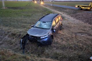 Kierujący dacią dachował w rowie. Wypadek na DK12 niedaleko Borku