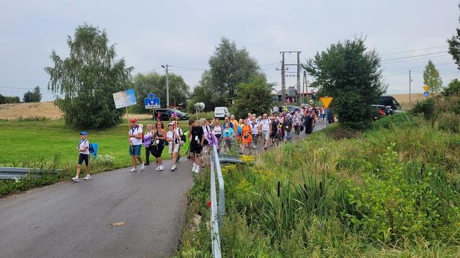 Śpiewający dzień lubelskich pątników na szlaku do Jasnej Góry!