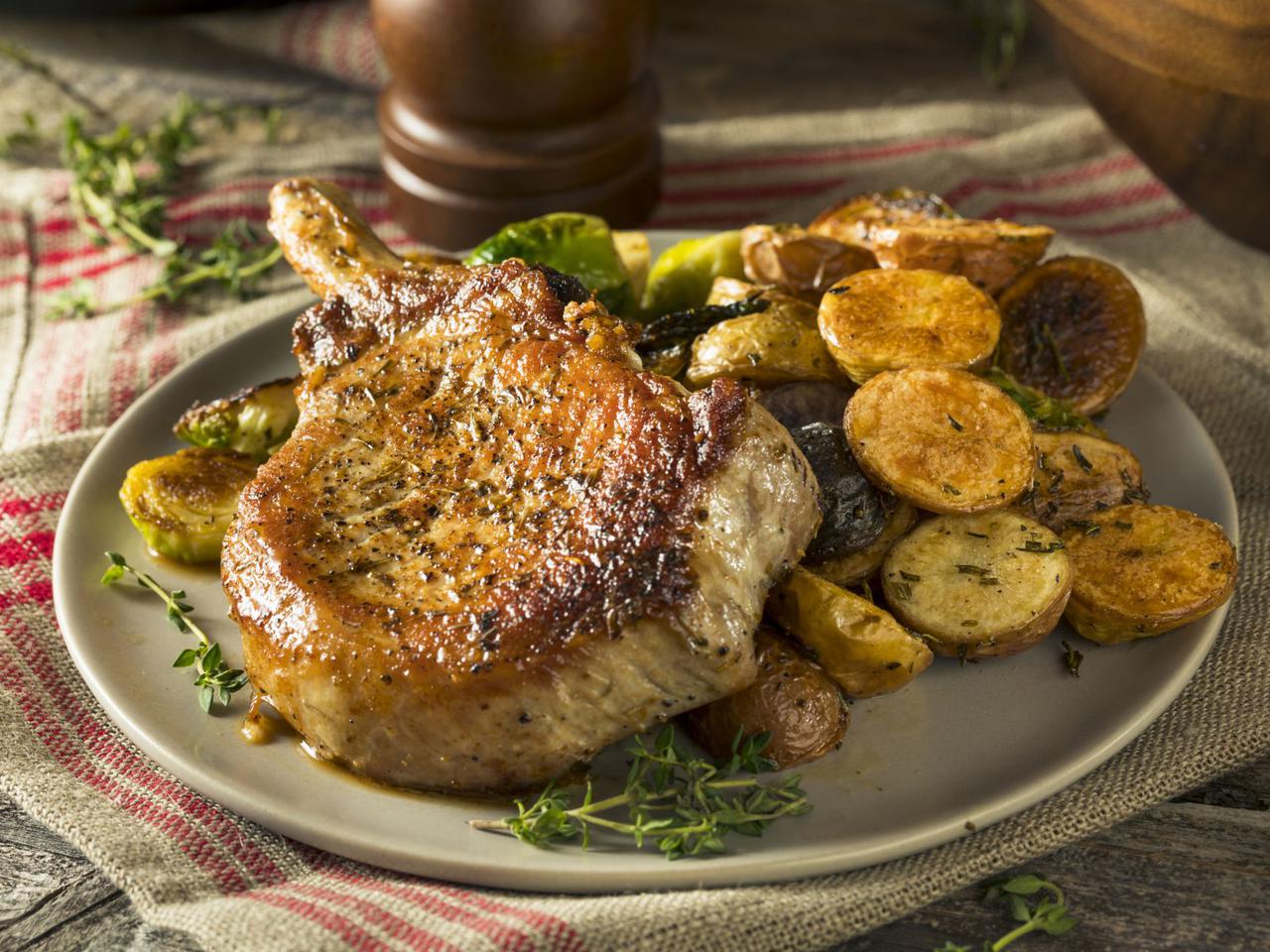 Znakomite schabowe z ciepłym winegretem - niesamowicie smaczny pomysł na podanie kotletów