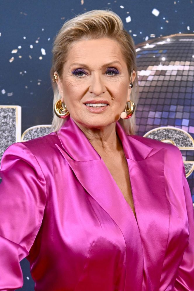 Ewa Kasprzyk z dekoltem do pępka. Tak pokazała się w programie na żywo!