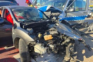 Potworny wypadek w Warszawie. Roztrzaskane trzy samochody, w tym jeden radiowóz. Policjanci trafili do szpitala