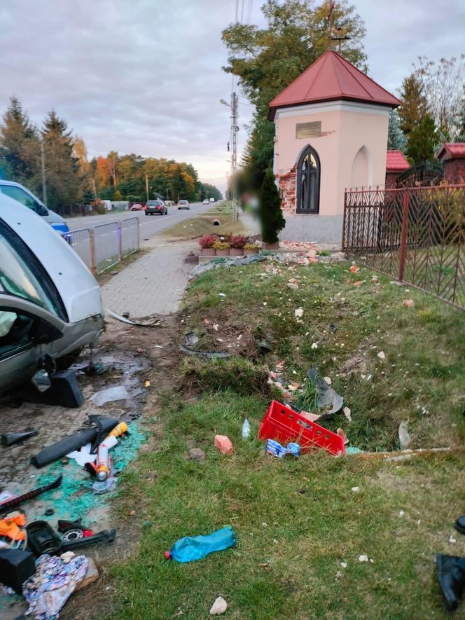 Samochód osobowy uderzył w kapliczkę w Lasach w pow. kraśnickim