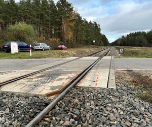 Rodzina zginęła na torach. Świadek mówi o wielkim huku. Pociąg pchał wrak auta