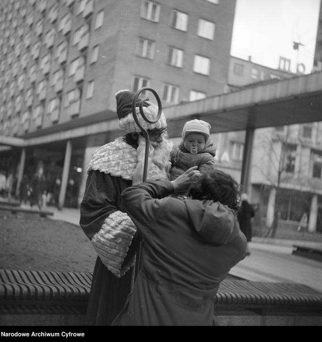 Mikołaj w pasażu za Domami Towarowymi Centrum - 1976 r.