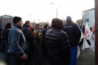 Ruda Śląska: Wiec poparcia dla strajkujących w siedzibie Węglokoksu pracowników Huty Pokój [WIDEO]