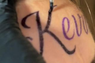 Imię chłopaka wytatuowała na czole