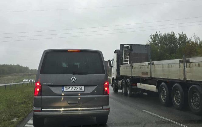 Karambol na A1. Zderzenie ciężarówki z osobówkami. Jak długo potrwają utrudnienia?