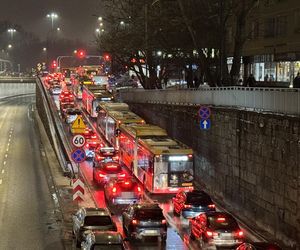 Totalny paraliż Warszawy. Gigantyczne opóźnienia autobusów i tramwajów, kierowcy w korkach