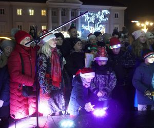 Orszak Świętego Mikołaja i choinka w Rynku w Kielcach