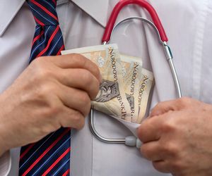 Brał łapówki za refundowane operacje? Od 5 do 15 tys. zł