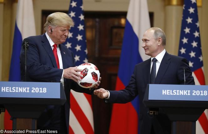 Spotkanie Putin - Trump. Prezydent Rosji przekazał piłkarski prezent