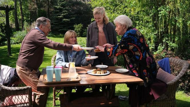 M jak miłość, odcinek 1668: Barbara (Teresa Lipowska), Józef Modry (Stefan Friedmann), Ula (Iga Krefft), Jagoda (Katarzyna Kołeczek)