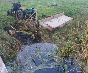 Tragedia w gminie Siedliszcze. Ciągnik stoczył się do rzeki i przygniótł kierowcę