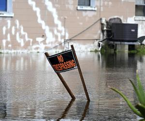 Huragan Debby osłabł, ale wciąż zagraża i pędzi w stronę NY