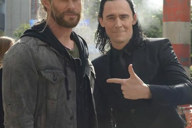 Thor i Loki jako sprzedawcy gazet! Tom Hiddleston i Chris Hemsworth na zabawnych zdjęciach