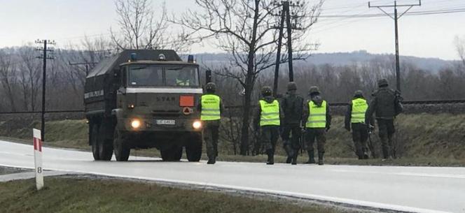 Niebezpieczne znalezisko we Frysztaku! EWAKUOWANO mieszkańców i zakmnięto drogę [ZDJĘCIA]