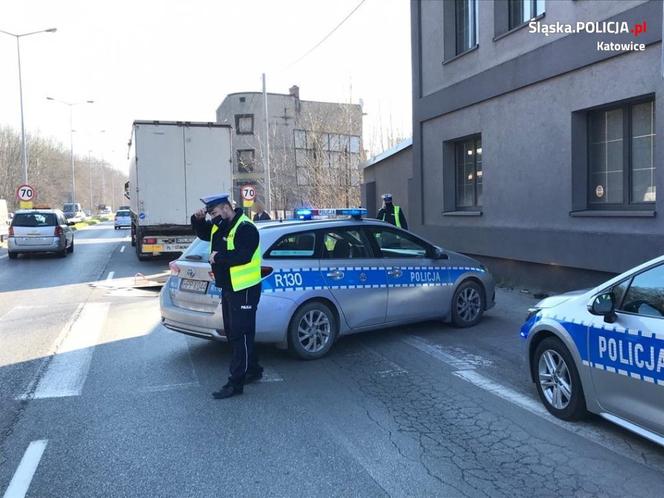 Katowice. Niebezpieczny towar wypadł z dostawczaka [ZDJĘCIA]